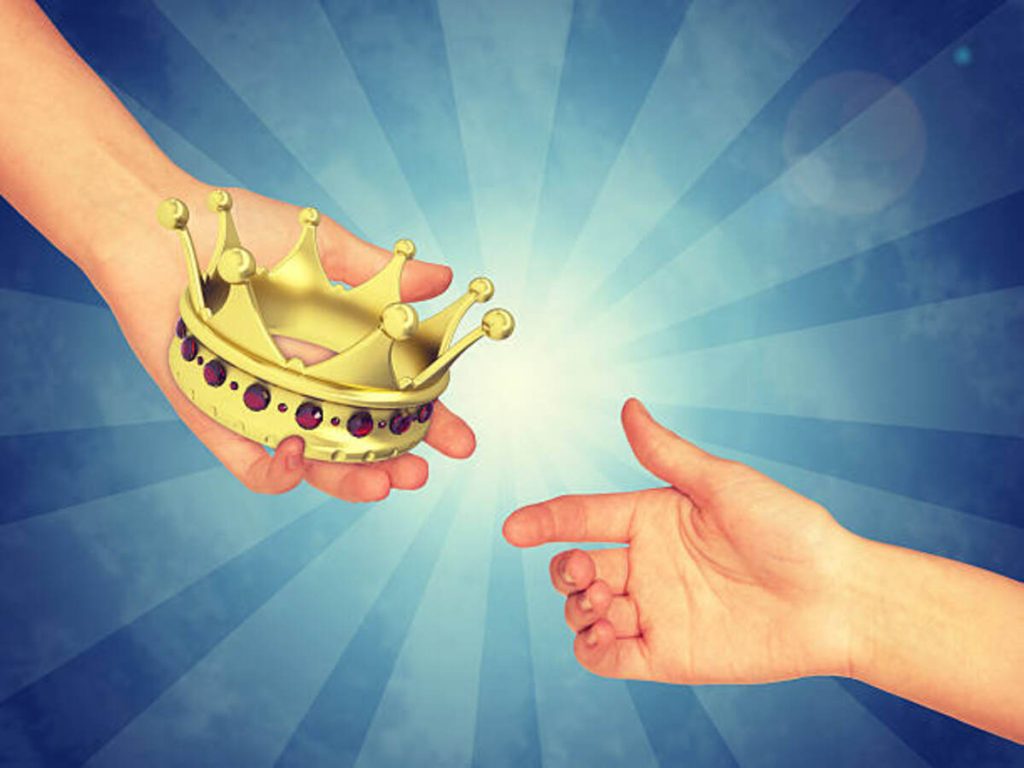 King Who Returned With a God Chapter