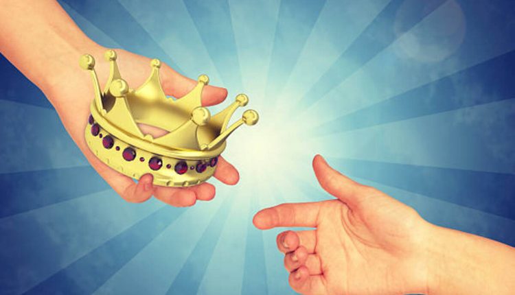 King Who Returned With a God Chapter