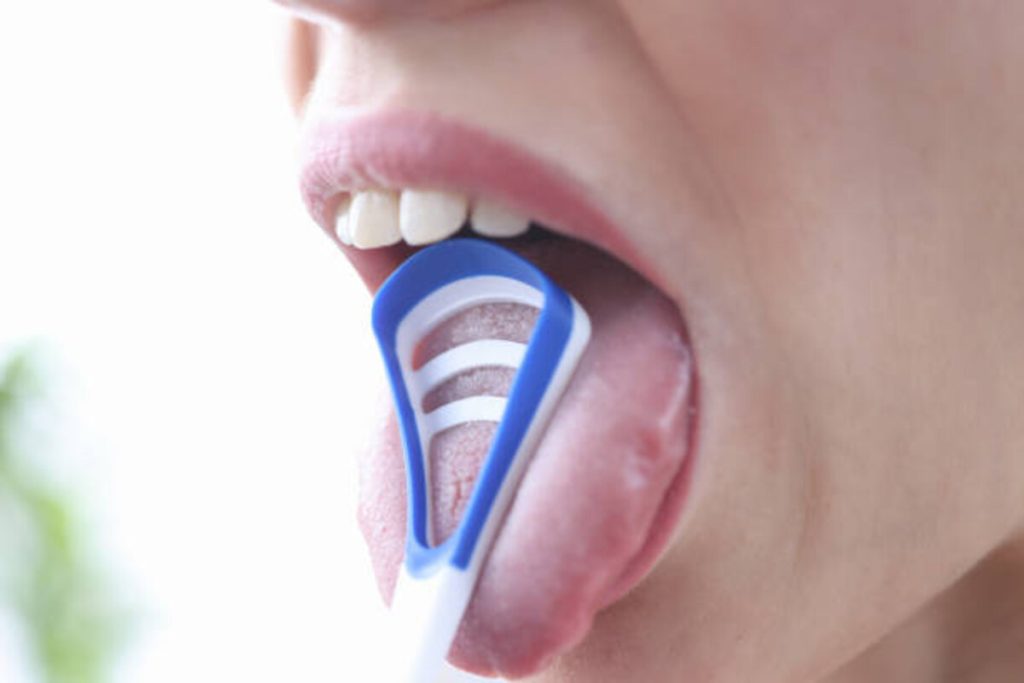 Benefits of Using a Tongue Scraper Daily
